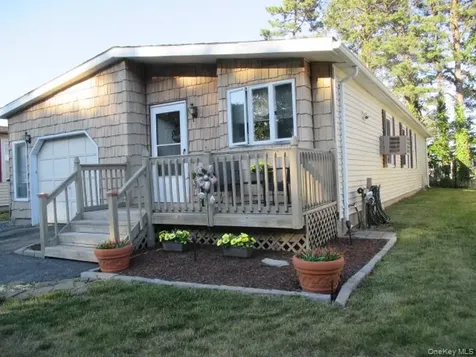 130 Village Circle W Manorville NY 11949