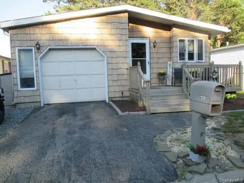 130 Village Circle W Manorville NY 11949