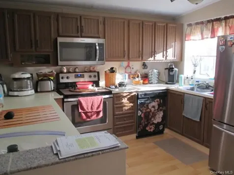 130 Village Circle W Manorville NY 11949
