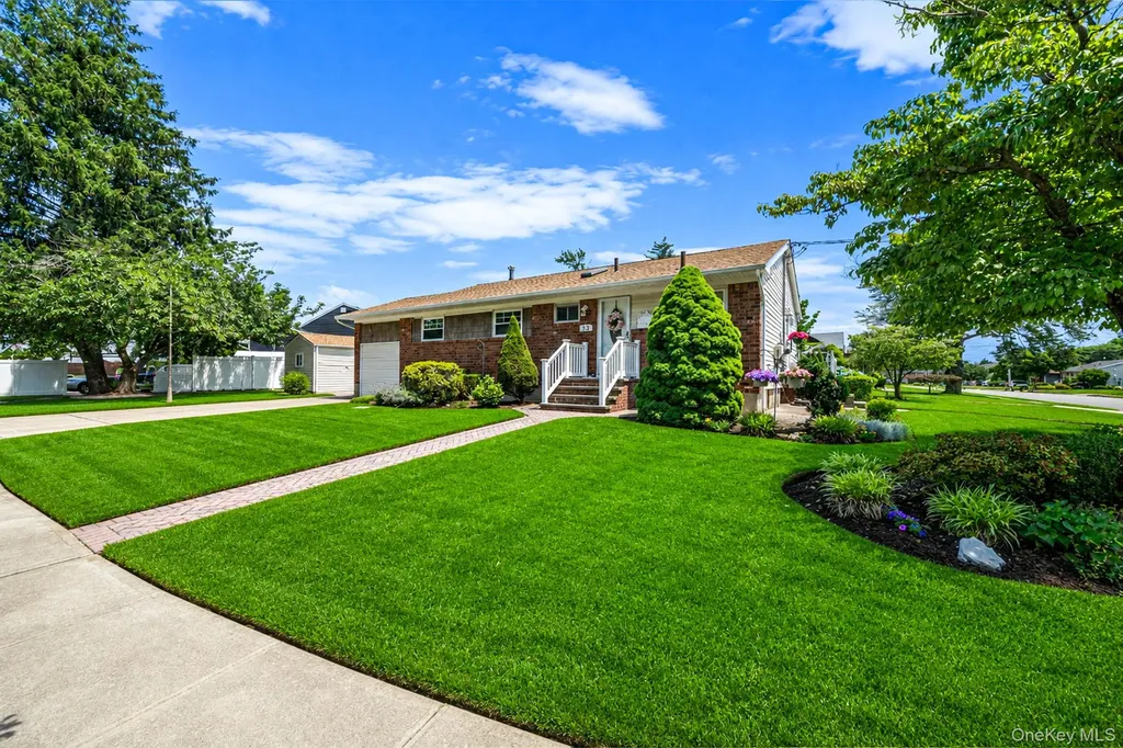 33 Wilshire Drive North Babylon NY 11703