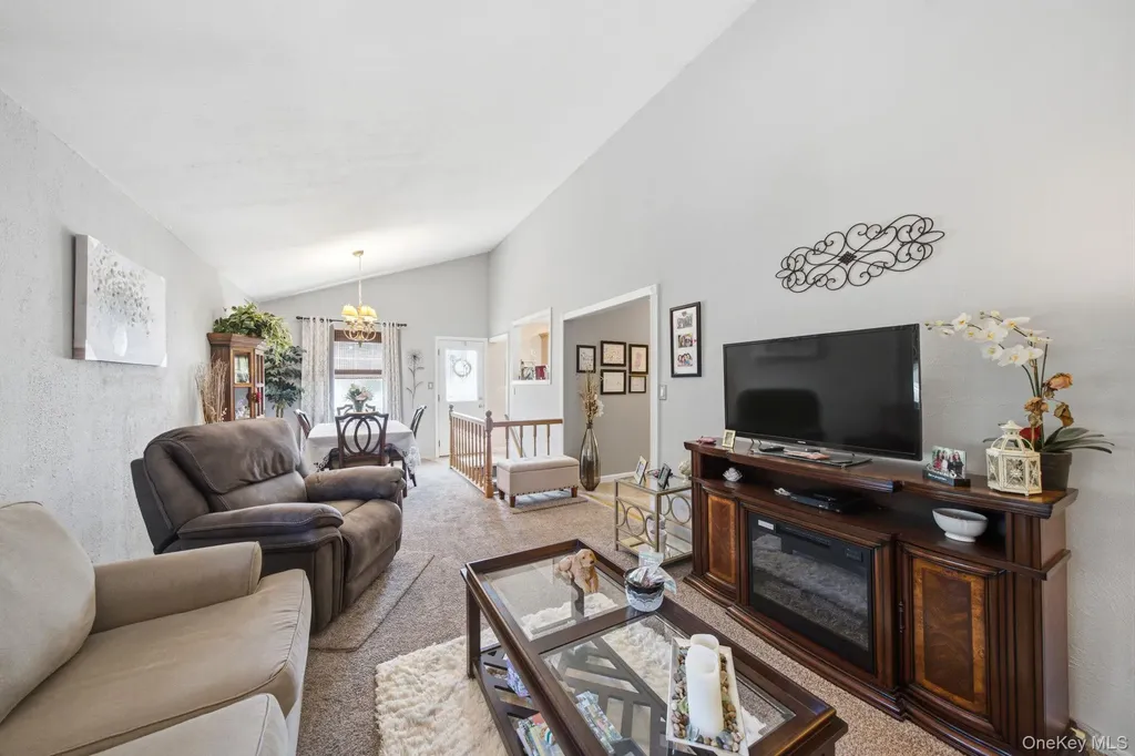 33 Wilshire Drive North Babylon NY 11703