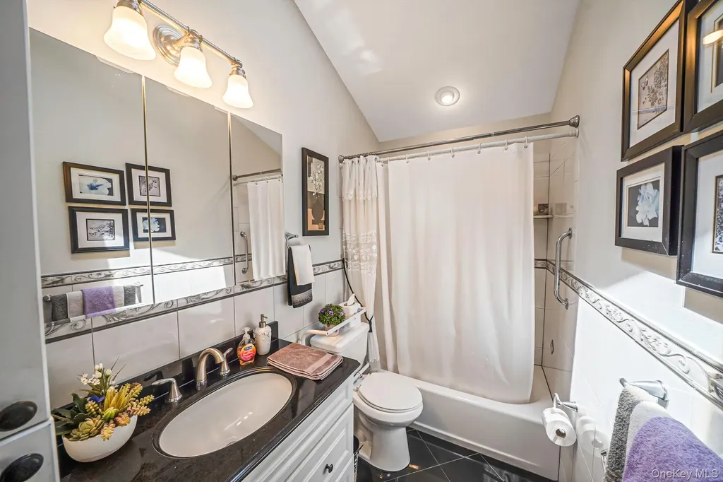 33 Wilshire Drive North Babylon NY 11703