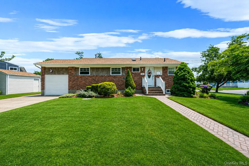 33 Wilshire Drive North Babylon NY 11703