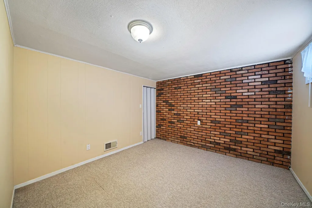 33 Wilshire Drive North Babylon NY 11703