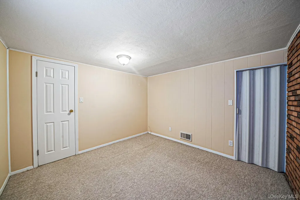 33 Wilshire Drive North Babylon NY 11703