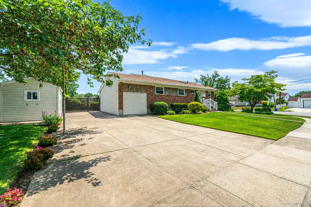 33 Wilshire Drive North Babylon NY 11703