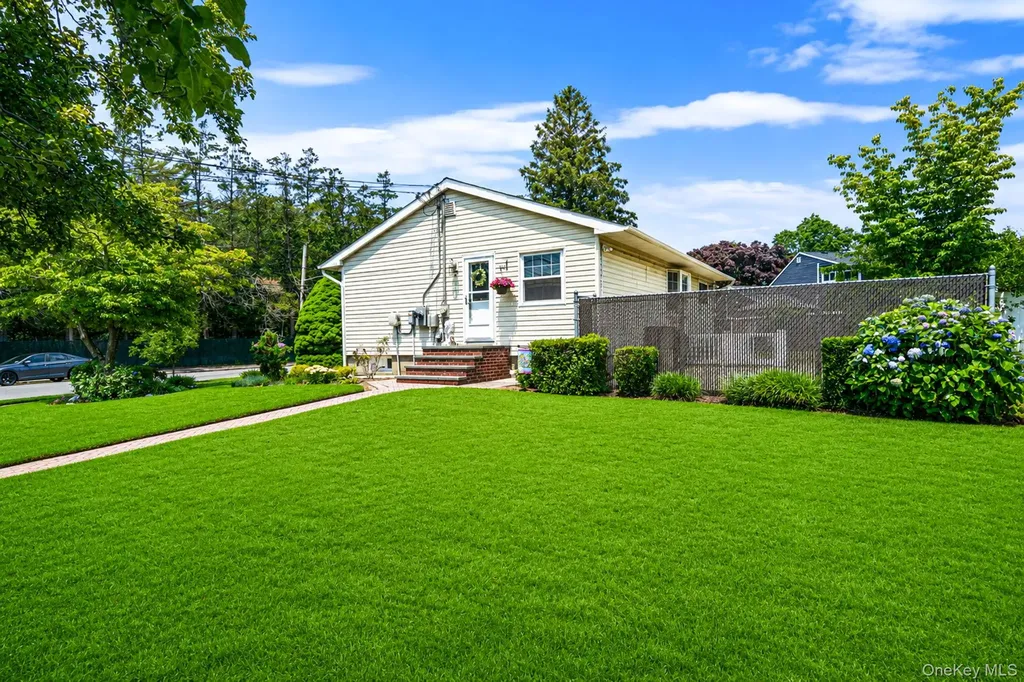 33 Wilshire Drive North Babylon NY 11703