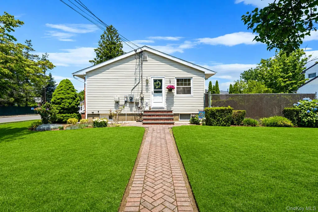 33 Wilshire Drive North Babylon NY 11703