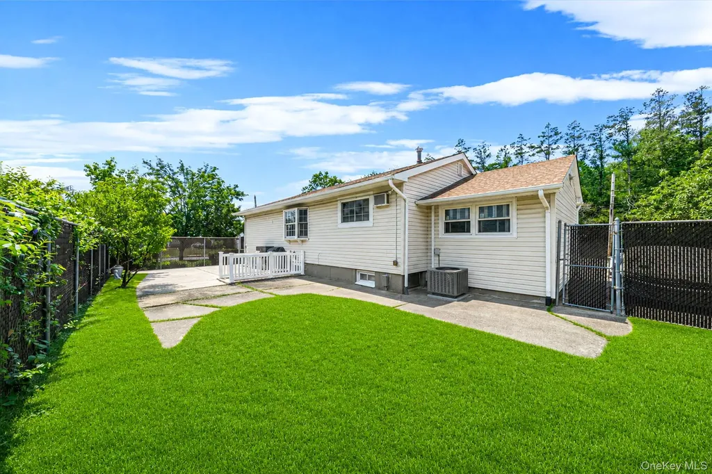 33 Wilshire Drive North Babylon NY 11703