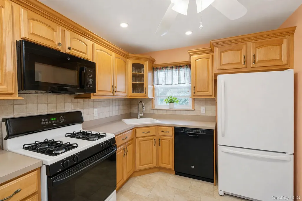 33 Wilshire Drive North Babylon NY 11703