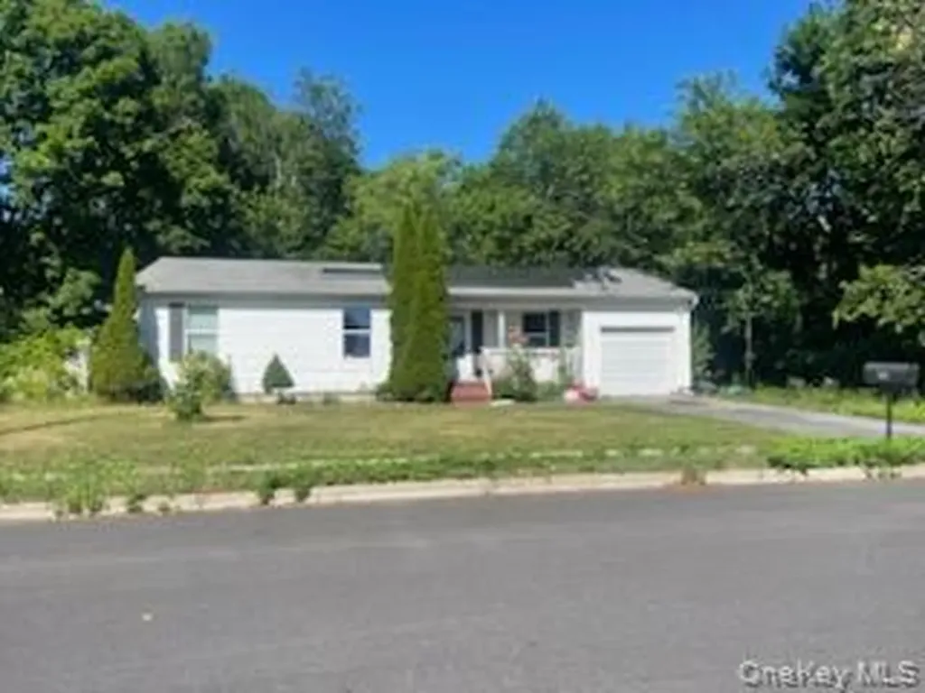 316 Leaf Avenue Central Islip NY 11722