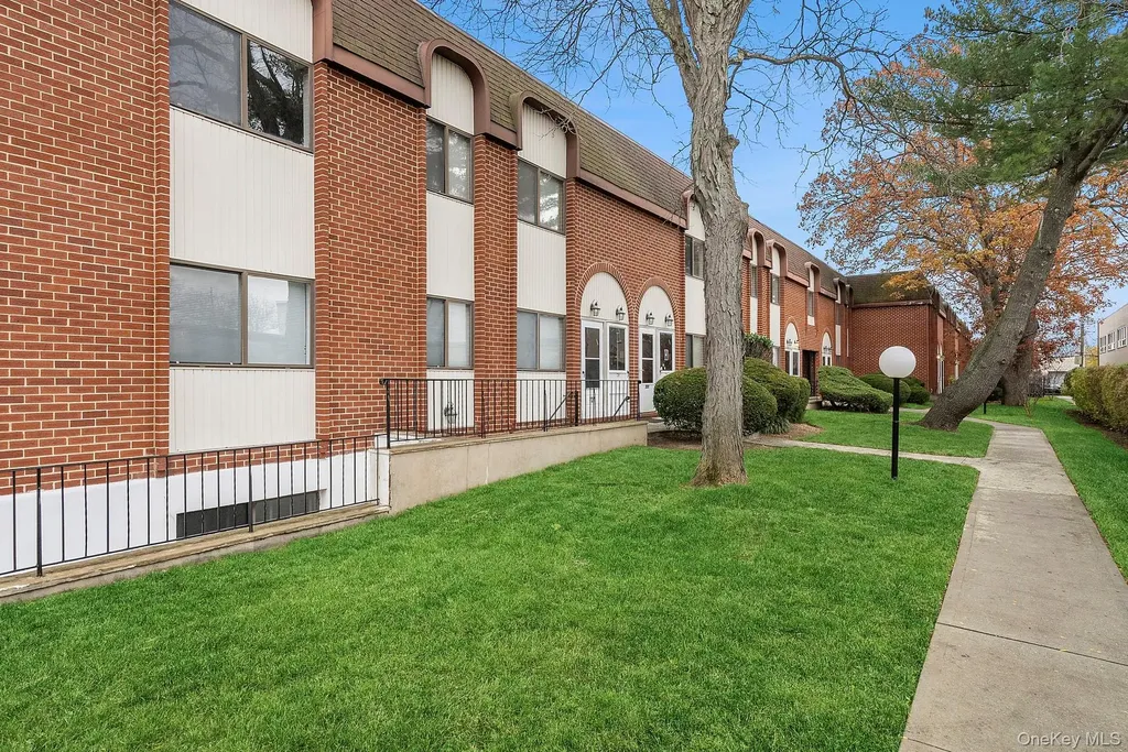 657 Chestnut Street Cedarhurst NY 11516