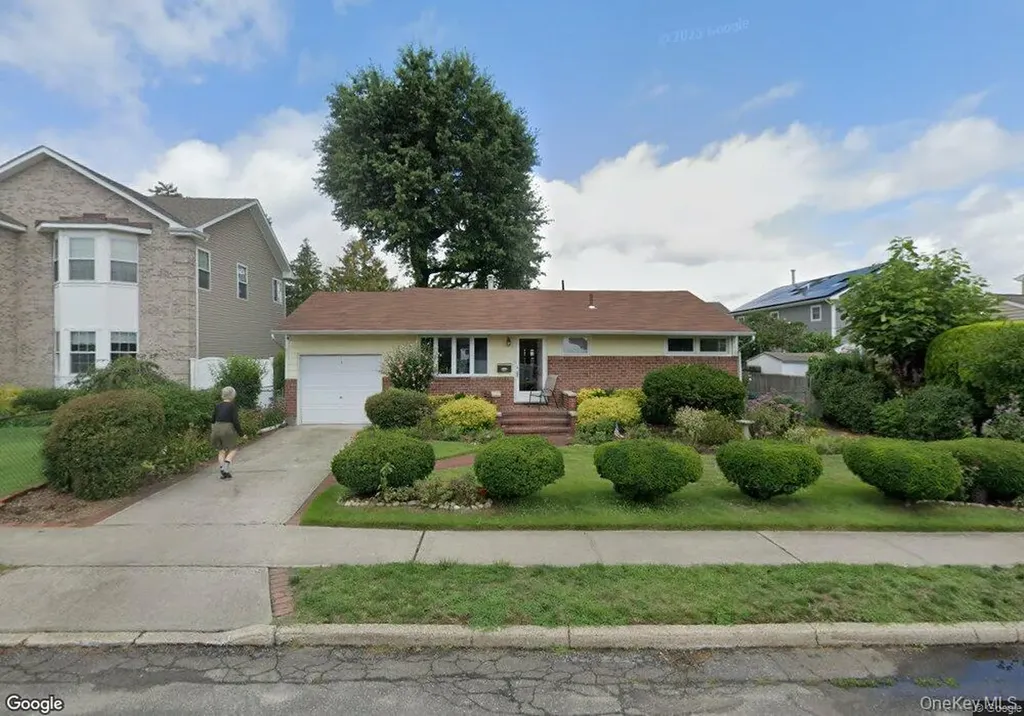 25 Surrey Lane Plainview NY 11803