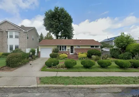 25 Surrey Lane Plainview NY 11803