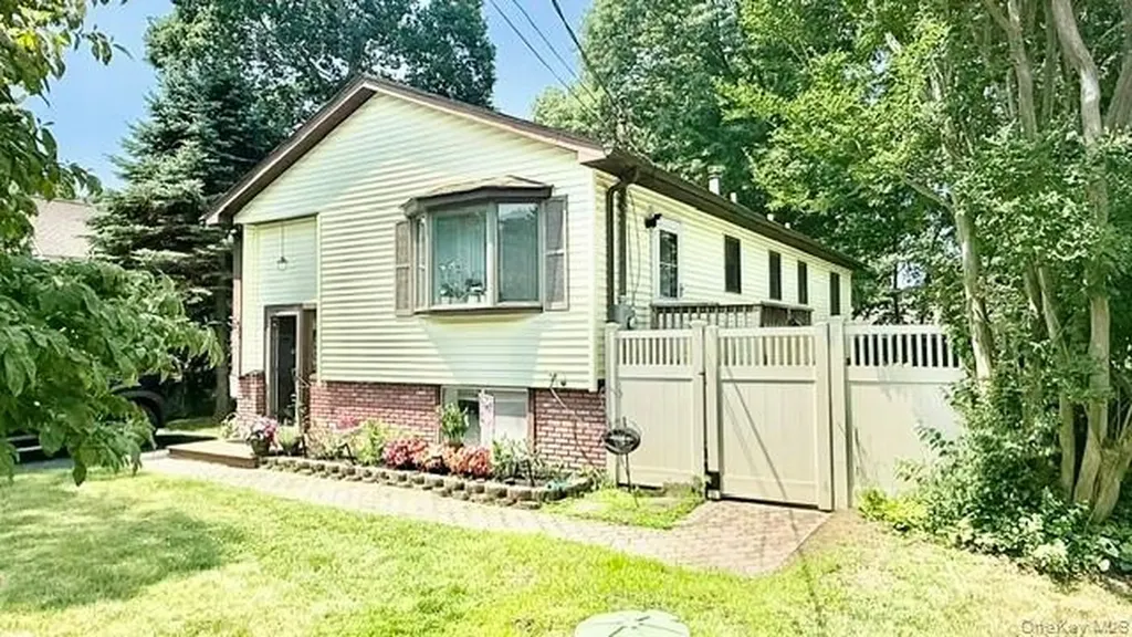 26 Robinwood Street Mastic NY 11950