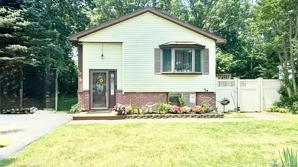 26 Robinwood Street Mastic NY 11950