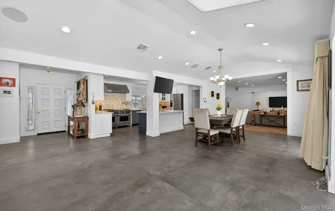 11 Juneau Boulevard Woodbury NY 11797