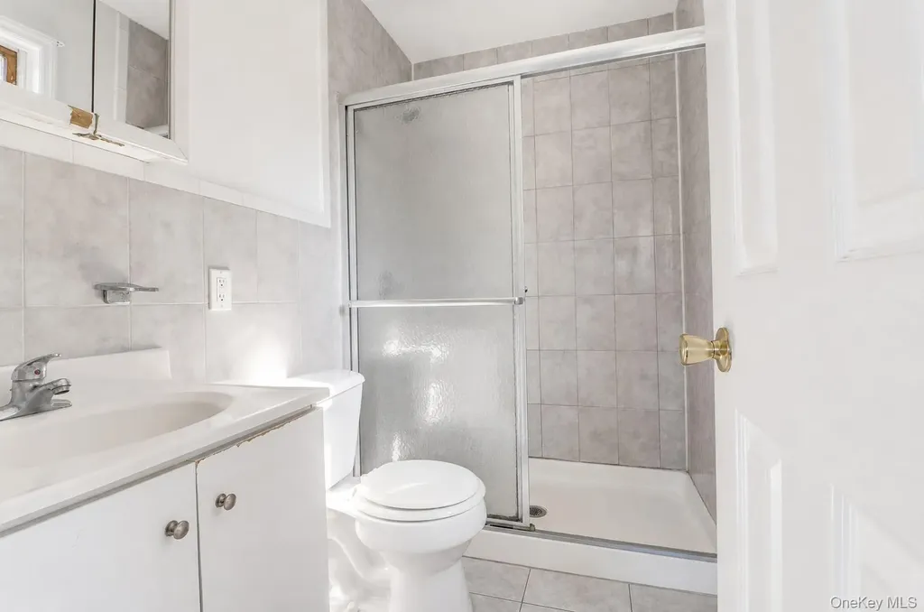 6107 Bleecker Street Ridgewood NY 11385