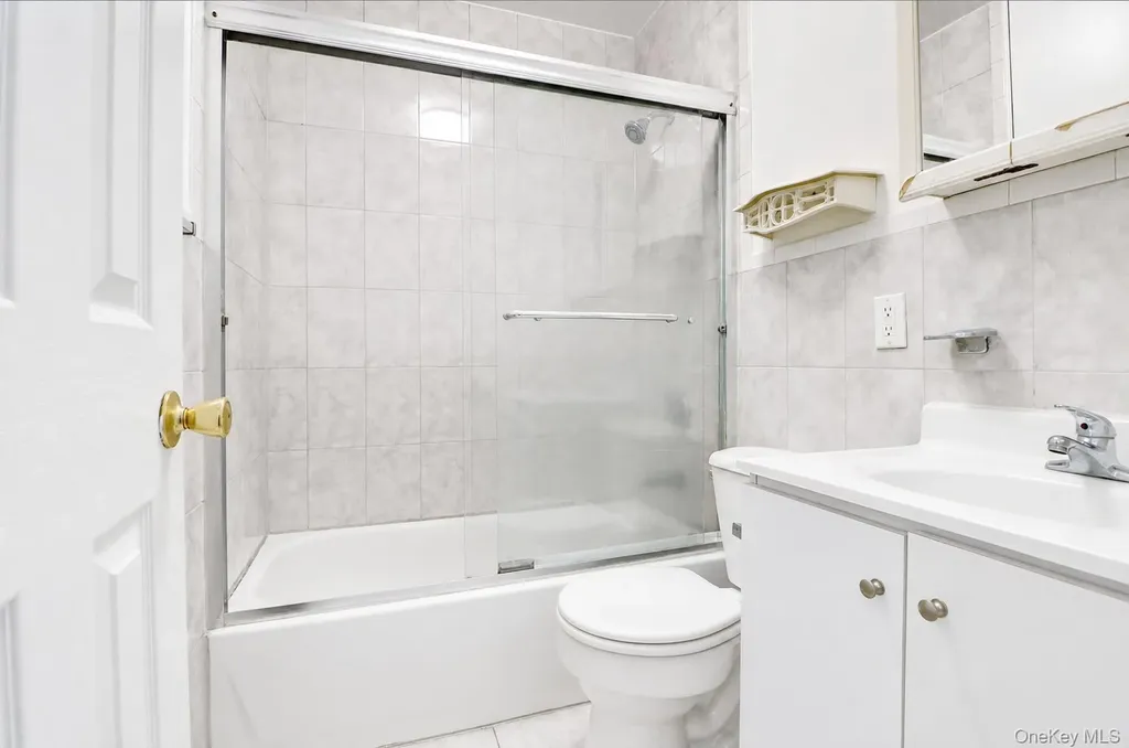 6107 Bleecker Street Ridgewood NY 11385