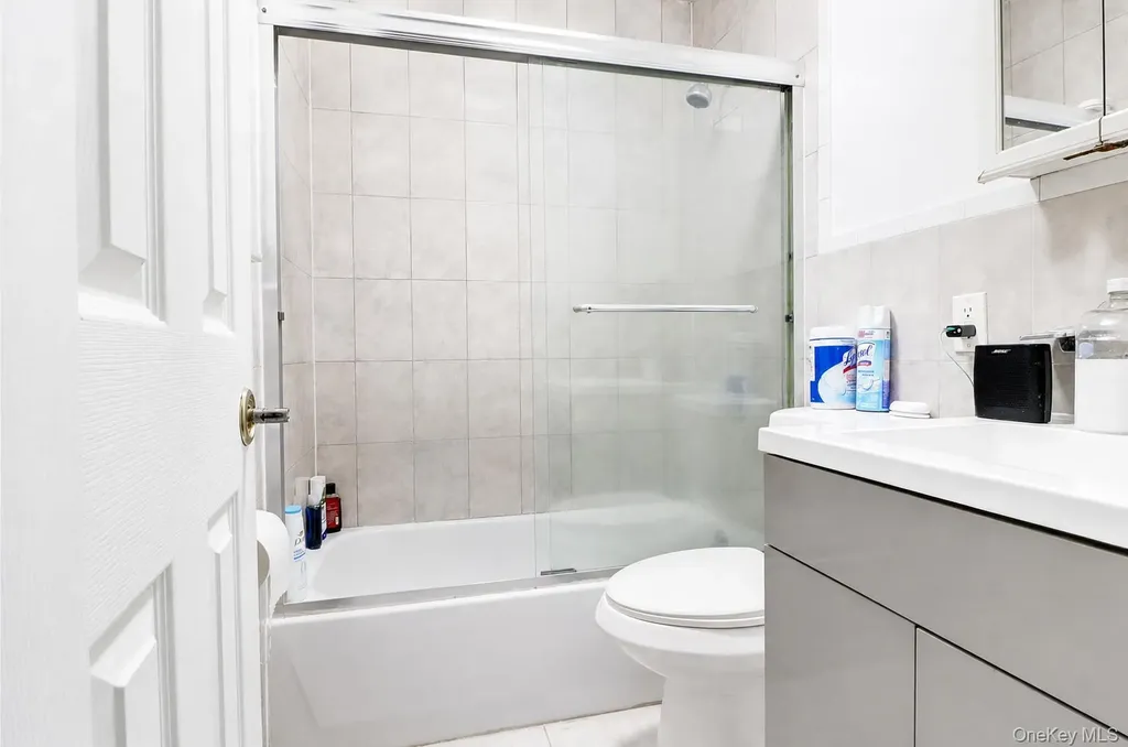 6107 Bleecker Street Ridgewood NY 11385