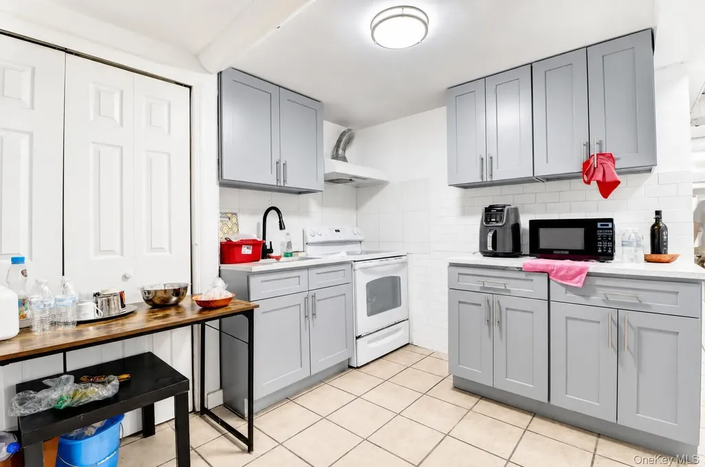 6107 Bleecker Street Ridgewood NY 11385