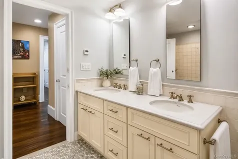 39 Cherry Lane Syosset NY 11791