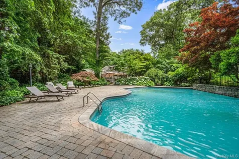 39 Cherry Lane Syosset NY 11791