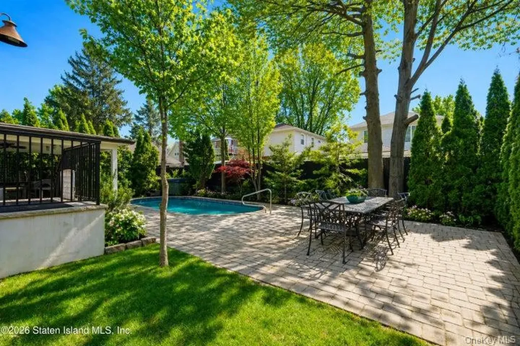 100 Hull Avenue Staten Island NY 10306