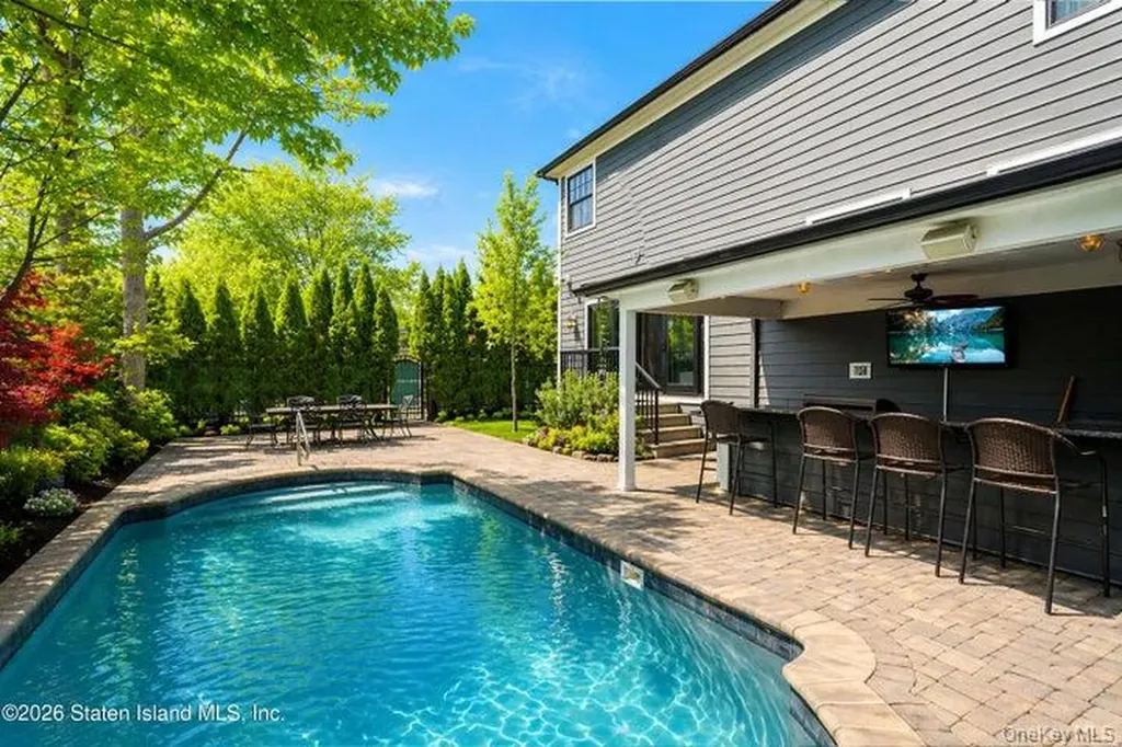 100 Hull Avenue Staten Island NY 10306