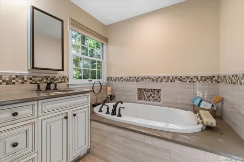 96 Plainview Road Woodbury NY 11797