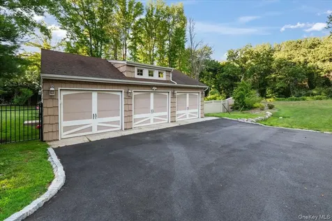 96 Plainview Road Woodbury NY 11797
