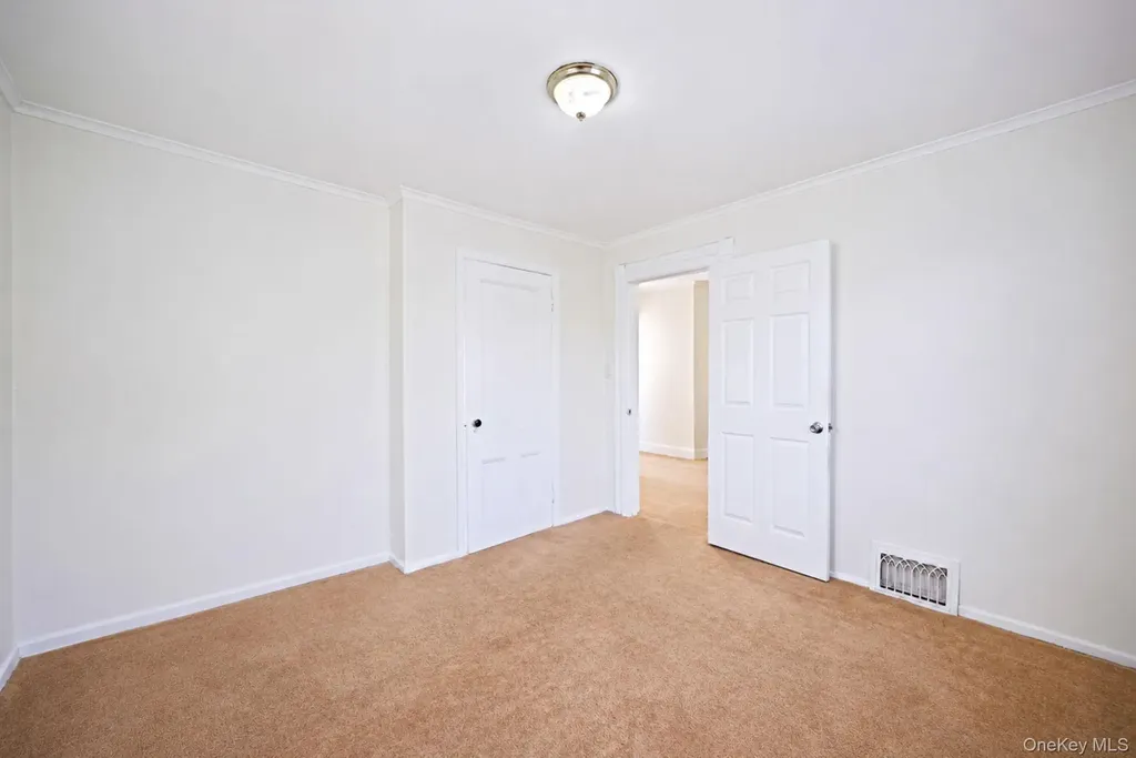 12-52 Bay Park Place Bayswater NY 11691