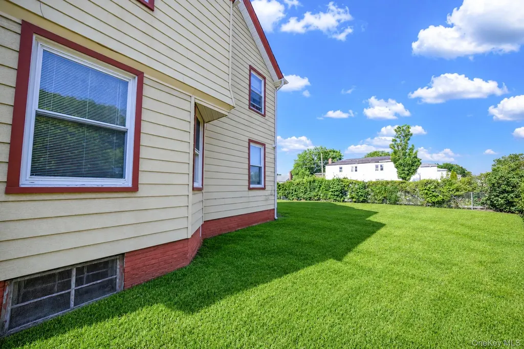 12-52 Bay Park Place Bayswater NY 11691
