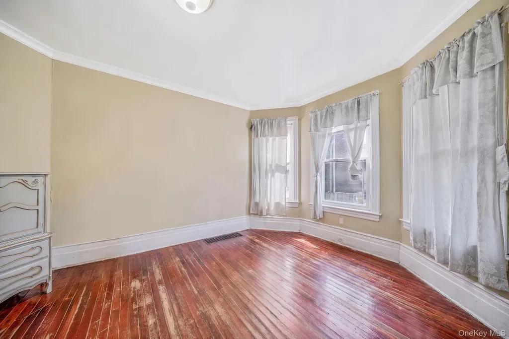12-52 Bay Park Place Bayswater NY 11691