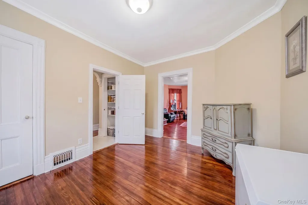 12-52 Bay Park Place Bayswater NY 11691