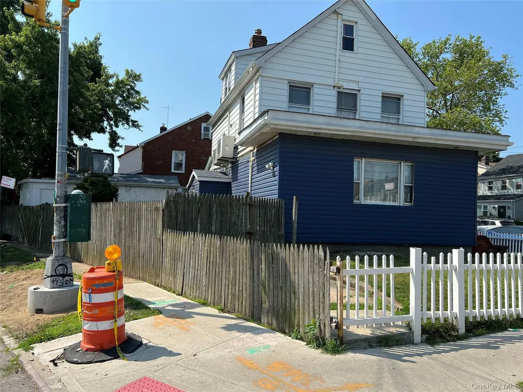 114-01 211 211 Street Cambria Heights NY 11411