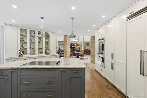 17 Danton Lane N Locust Valley NY 11560