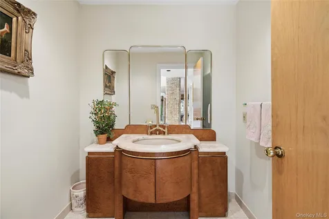 17 Danton Lane N Locust Valley NY 11560