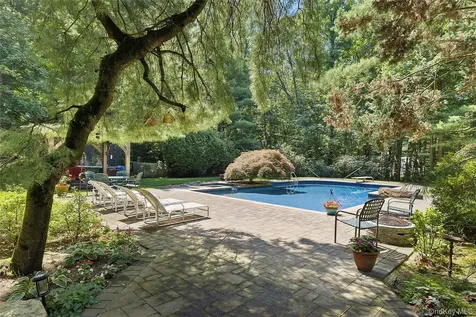 17 Danton Lane N Locust Valley NY 11560