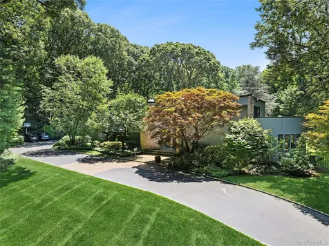 17 Danton Lane N Locust Valley NY 11560