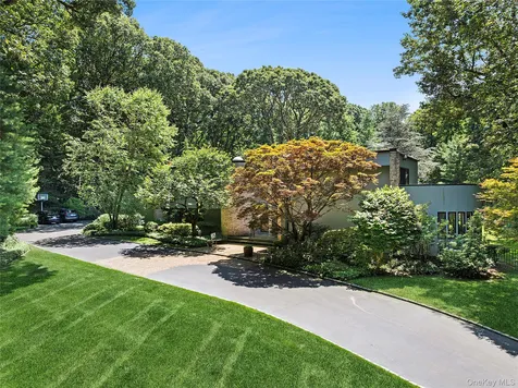 17 Danton Lane N Locust Valley NY 11560
