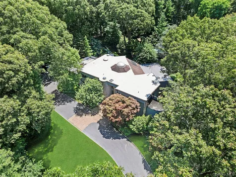 17 Danton Lane N Locust Valley NY 11560