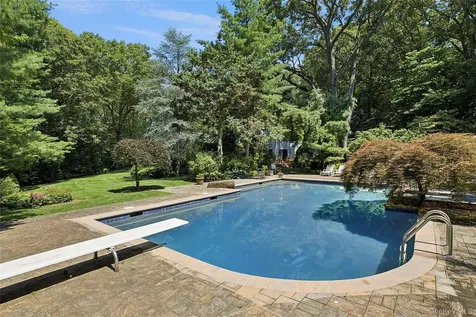 17 Danton Lane N Locust Valley NY 11560