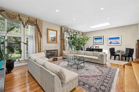 17 Danton Lane N Locust Valley NY 11560