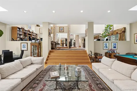 17 Danton Lane N Locust Valley NY 11560