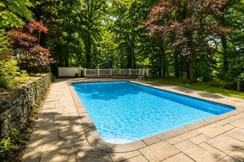 32 Valley Road Old Westbury NY 11568