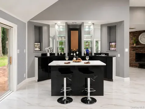 32 Valley Road Old Westbury NY 11568