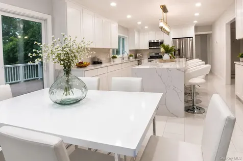 32 Valley Road Old Westbury NY 11568