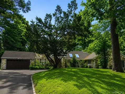 32 Valley Road Old Westbury NY 11568