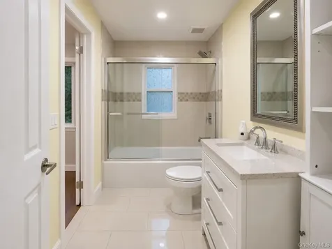 32 Valley Road Old Westbury NY 11568